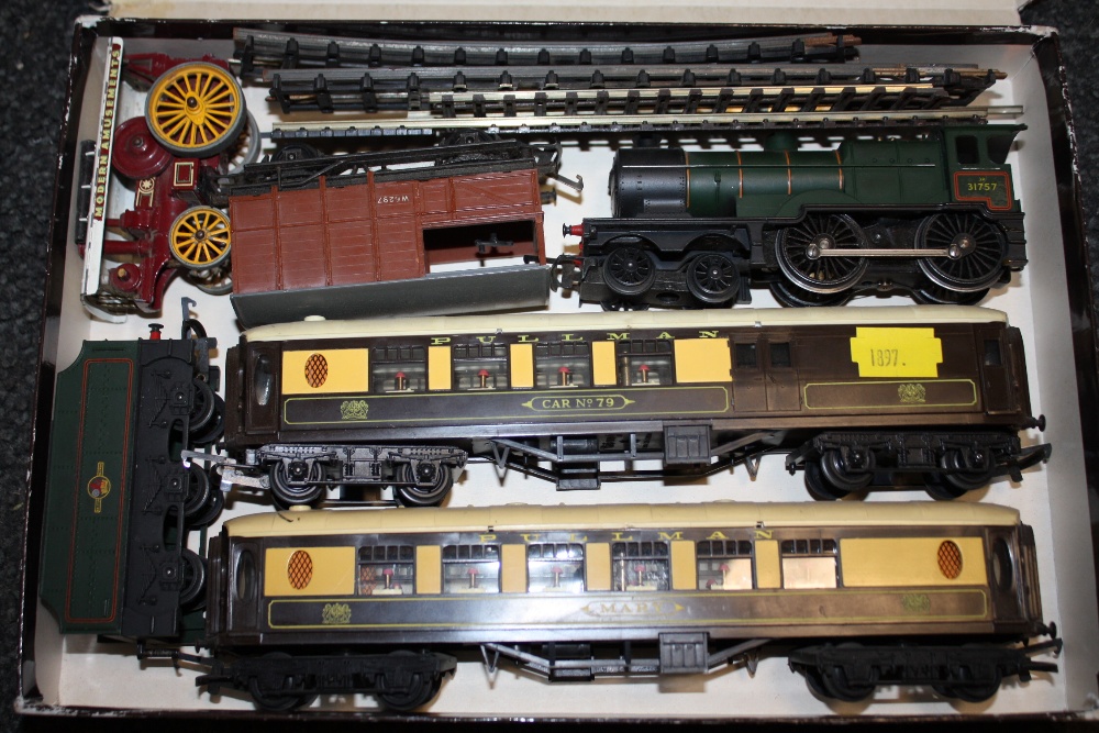 A TRI-ANG R350 MODEL RAILWAY LOCOMOTIVE TOGETHER WITH CARRIAGES ETC.