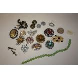 A TIN OF VINTAGE BROOCHES ETC.