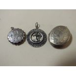 TWO STERLING SILVER LOCKETS TOGETHER WITH A SILVER PENDANT, APPROX TOTAL WEIGHT 14.8G