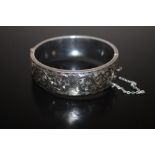 A HALLMARKED SILVER ENGRAVED BANGLE