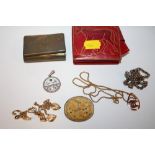 A SMALL QUANTITY OF COLLECTABLES TO INCLUDE AN ENAMEL PENDANT, SILVER CHAIN, CARVED BROOCH,