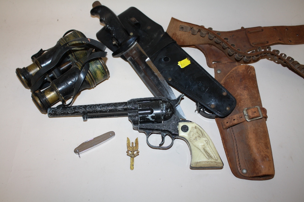 A BOX OF COLLECTABLES TO INCLUDE A RUSTLER 45 TOY GUN, BINOCULARS, KNIFE ETC.