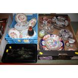 TWO TRAYS OF ORIENTAL CERAMICS, TWO ORIENTAL LAQUERWARE TRAYS, TOGETHER WITH A WOODEN PLINTH