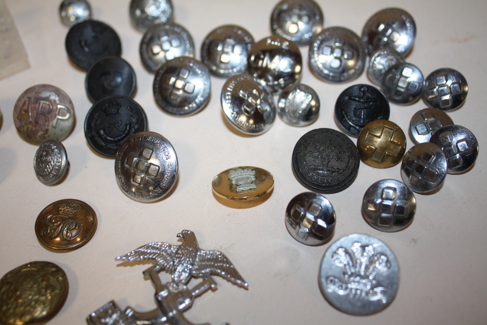 A COLLECTION OF VINTAGE MILITARY BUTTONS ETC. - Image 3 of 3