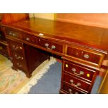 A REPRODUCTION MAHOGANY TWIN PEDESTAL LEATHER TOPPED DESK H-77 W-121 CM