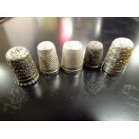 A COLLECTION OF FIVE SILVER THIMBLES, APPROX TOTAL WEIGHT 19.4G