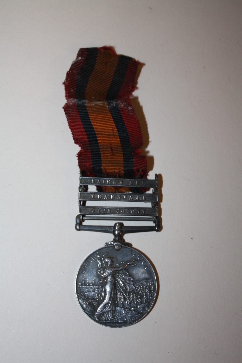 A SOUTH AFRICAN WAR MEDAL AWARDED TO 1424 PTE J. LITTON I..LEIC..REGT