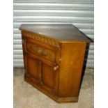 A SOLID OAK LOW CORNER CUPBOARD W-87 CM