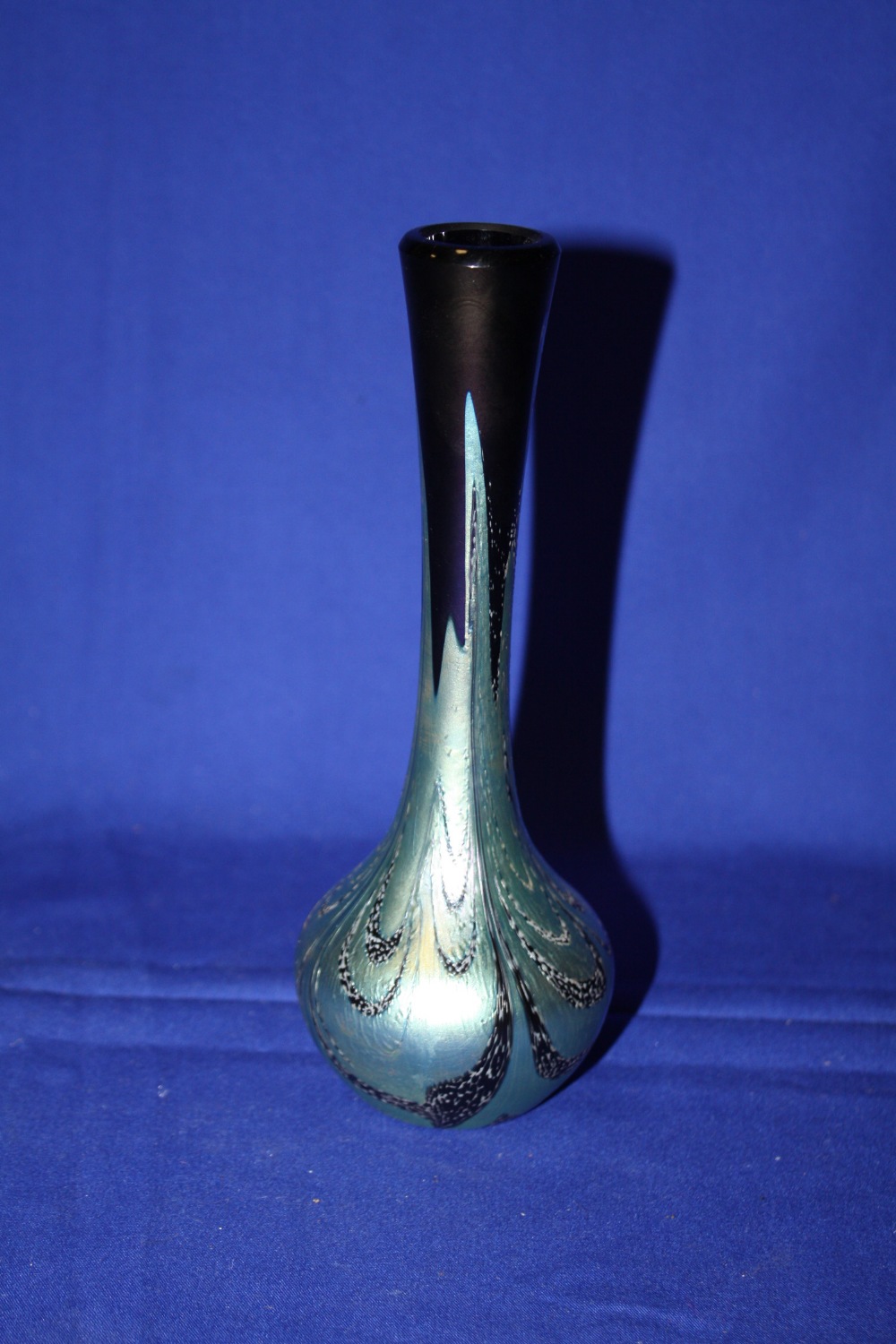 A RICHARD GOLDING PATTERN OKRA GLASS VASE - Image 2 of 2