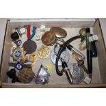 A BOX OF COLLECTABLES TO INCLUDE A RUSSIAN MEDAL