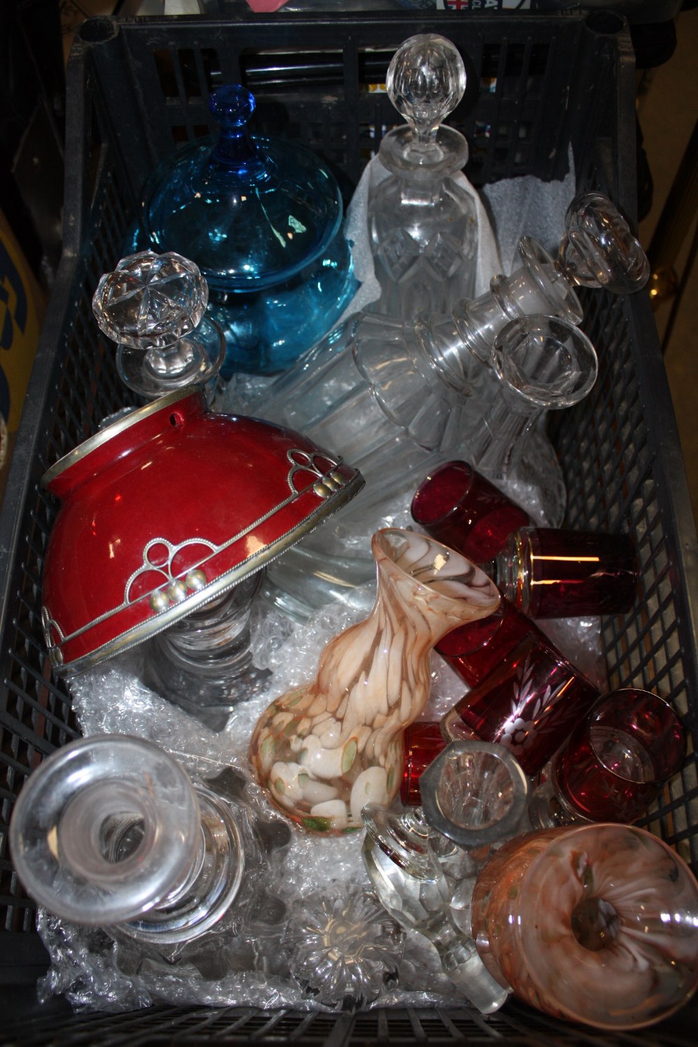 A BOX OF GLASSWARE TO INCLUDE DECANTERS