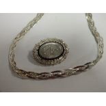 A STERLING SILVER PLAIT EFFECT NECKLACE TOGETHER WITH A WHITE METAL ENGRAVED BROOCH, APPROX TOTAL