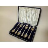 A CASED SET OF SIX HALLMARKED SILVER TEA SPOONS