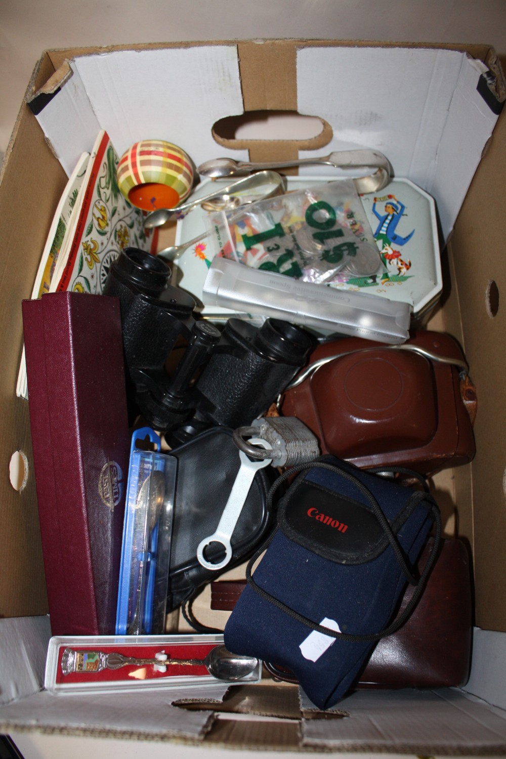 A TRAY OF COLLECTABLES TO INCLUDE VINTAGE CAMERAS, BINOCULARS, SWAROVSKI CHRISTMAS DECORATION ETC. - Bild 2 aus 3