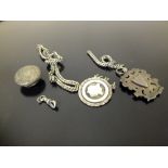 A COLLECTION OF SILVER AND WHITE METAL TO INCLUDE A HALLMARKED SILVER FOB MEDAL