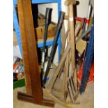 A SMALL QUANTITY OF GARDEN TOOLS ETC TO INCLUDE A PICKAXE