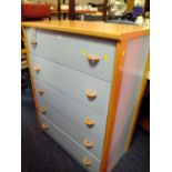 A MODERN FIVE DRAWER CHEST H-105 W-80 CM AND A MATCHING FLATBACK WARDROBE TOGETHER WITH A BED