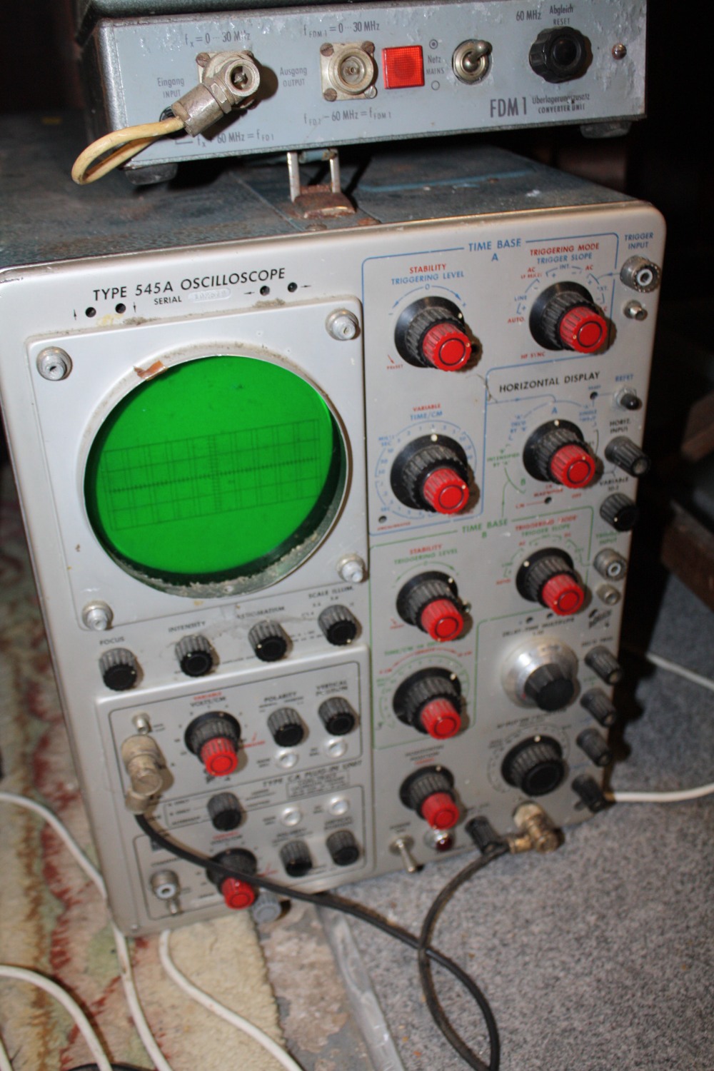 A TYPE 545A OSCILLOSCOPE TOGETHER WITH A SCHOMANDL FREQUENCY METRE - Bild 2 aus 3