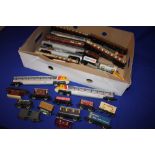 A COLLECTION OF HORNBY AND OTHER MODEL RAILWAY CARRIAGES AND TRAINS