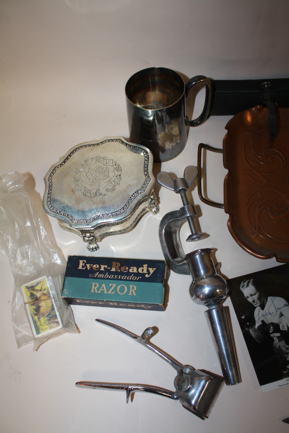 A TRAY OF COLLECTABLES TO INCLUDE A TRAVELLING MANICURE SET, LEE SAVOLD SIGNED PHOTOGRAPH, TWIN - Image 3 of 4