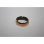 A YELLOW METAL WEDDING BAND, STAMPED 9CT TO OUTER EDGE