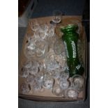 A TRAY OF GLASSWARE TO INCLUDE A VICTORIAN STYLE GREEN GLASS VASE