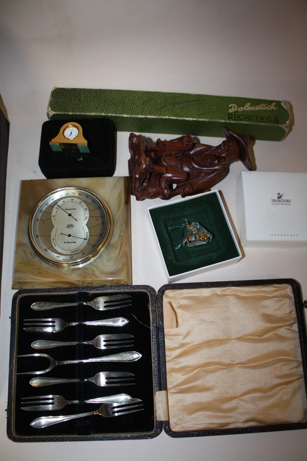 A TRAY OF COLLECTABLES TO INCLUDE VINTAGE CAMERAS, BINOCULARS, SWAROVSKI CHRISTMAS DECORATION ETC. - Bild 3 aus 3