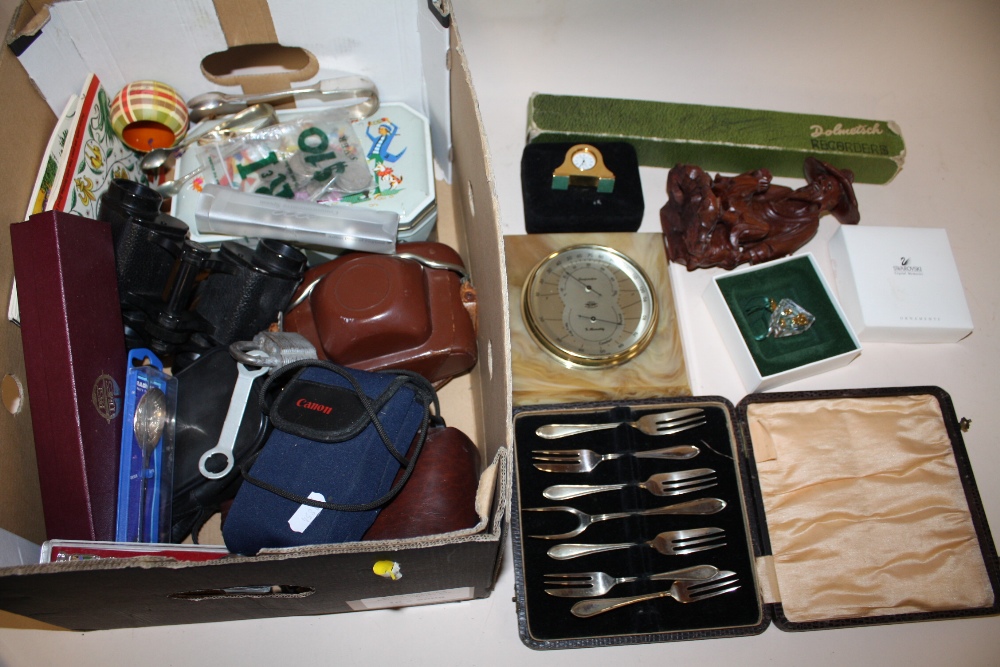 A TRAY OF COLLECTABLES TO INCLUDE VINTAGE CAMERAS, BINOCULARS, SWAROVSKI CHRISTMAS DECORATION ETC.