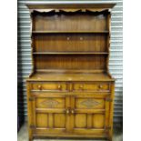 A SOLID OAK CARVED WELSH STYLE DRESSER WITH PLATE RACK H-182 W-122 CM