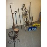 A COLLECTION OF GARDEN TOOLS TO INCLUDE ALUMINIU,M STEP LADDERS, LANTERNS AND PLANTER STANDS