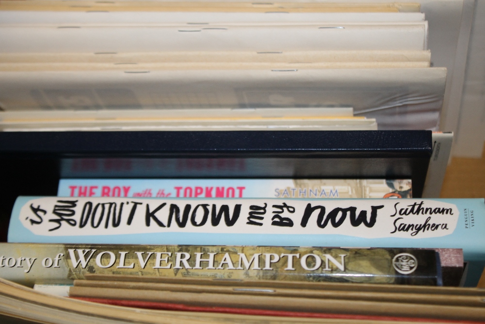 A TRAY OF WOLVERHAMPTON INTEREST BOOKS INCLUDING COPIES OF WULFRUNIAN (WOLVERHAMPTON GRAMMAR - Image 2 of 5