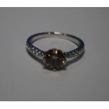 18 CT WHITE GOLD ROUND CUT FANCY DIAMOND RING WITH RBC DIAMOND SHOULDERS AND A FANCY BROWN DIAMOND