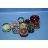 A QUANTITY OF GLASS PAPERWEIGHTS TO INCLUDE CAITHNESS, MDINA ETC.