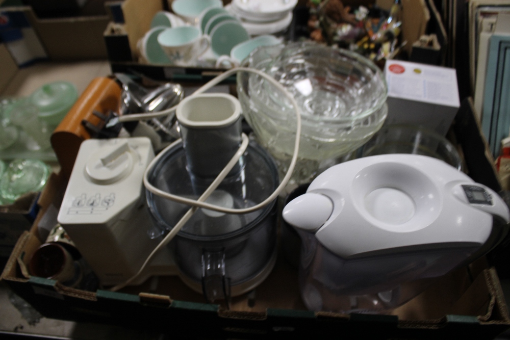 TWO TRAYS OF SUNDRIES AND CERAMICS TO INCLUDE A FOOD PROCESSOR, CERAMIC BIRD ORNAMENTS ETC. - Image 3 of 3