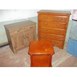 FOUR ITEMS TO INCLUDE A SMALL MODERN SIDEBOARD / CUPBOARD, A 2 OVER 4 CHEST OF DRAWERS, A SIDE TABLE