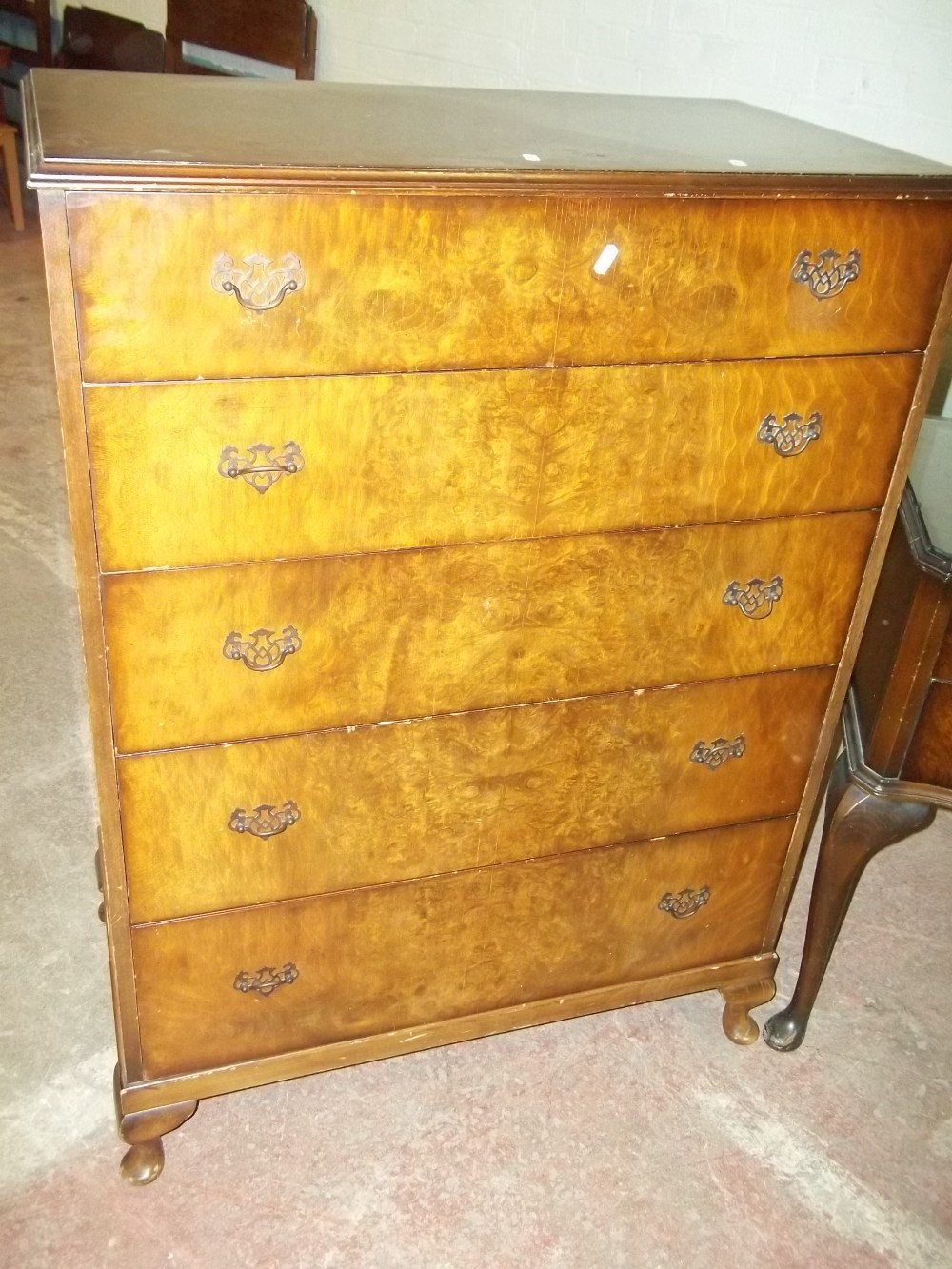 A FOUR PIECE WALNUT BURR FINISH BEDROOM SUITE WITH QUEEN ANNE LEGS - Image 3 of 9