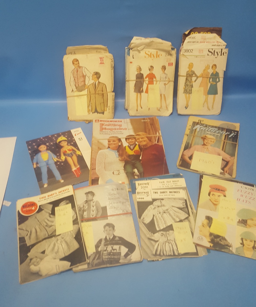 A COLLECTION OF KNITTING PATTERNS, SEWING PATTERNS ETC TO INCLUDE 1940S, 1950S, 1960S ETC. - Image 3 of 6