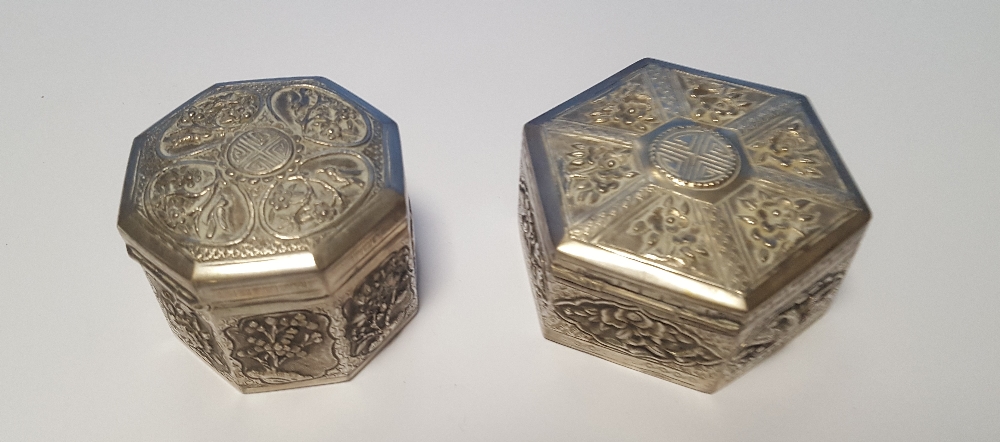 TWO CHINESE EXPORT WHITE METAL SNUFF/TRINKET BOXES, BOTH WITH TYPICAL EMBOSSED DECORATION, THE - Image 2 of 2