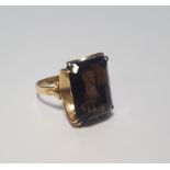 A 9 CT GOLD DRESS RING WITH BROWN STONE