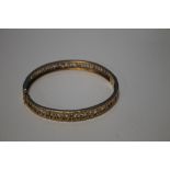 A VINTAGE LADIES 9 CT GOLD HINGE BANGLE WITH BARK EFFECT FINISH, W 19.55 g