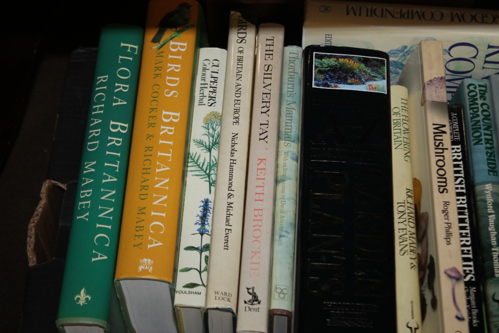 A TRAY OF BOOKS ON NATURAL HISTORY, BIRDS, PLANTS ETC. - Bild 2 aus 3