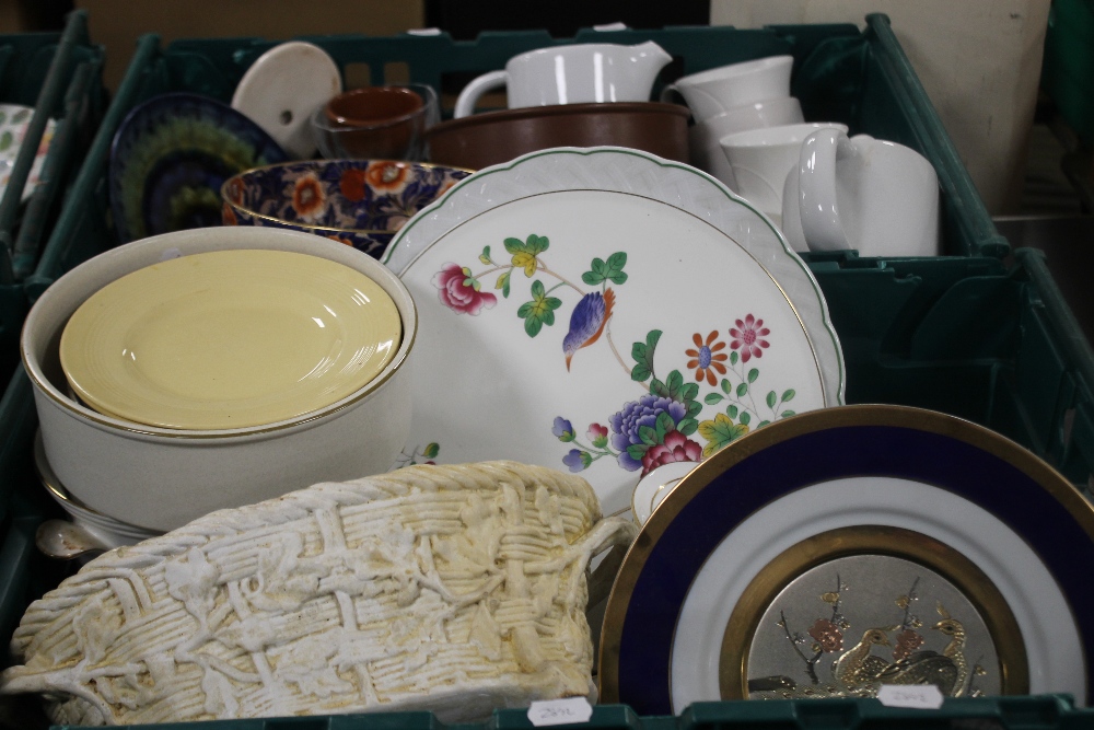 TWO TRAYS OF CERAMICS TO INCLUDE WEDGWOOD (TRAYS NOT INCLUDED)