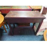 AN ANTIQUE MAHOGANY FOLD-OVER SUPPER TABLE, W-90 CM A/F