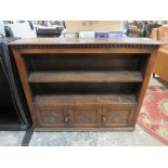 AN OAK SLIM OPEN BOOKCASE WITH CUPBOARD BELOW H-86 CM W-104 CM