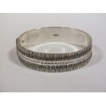 A BIRMINGHAM HALLMARKED SILVER RETRO STYLE BANGLE