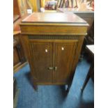 A VINTAGE OAK GRAMOPHONE CABINET - NO GRAMOPHONE