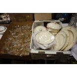 A TRAY OF FLORAL ALFRED MEAKIN DINNERWARE TOGETHER WITH A TRAY OF RETRO DRINKING GLASSES