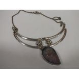 A LADIES DESIGNER STYLE POLISHED STONE NECKLACE, STAMPED 925