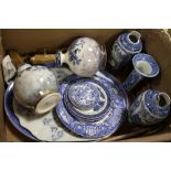 A BOX OF BLUE AND WHITE CERAMICS A/F