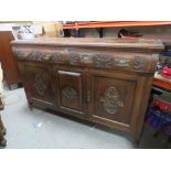 AN EDWARDIAN CARVED OAK SIDEBOARD H-98 CM W-151 CM